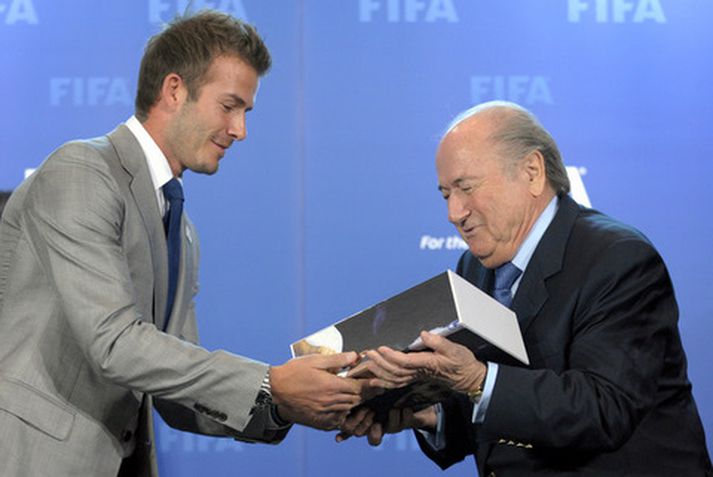 Boð Englands var sett saman í þykka bók sem David Beckham afhenti Sepp Blatter, forseta FIFA, í morgun.
