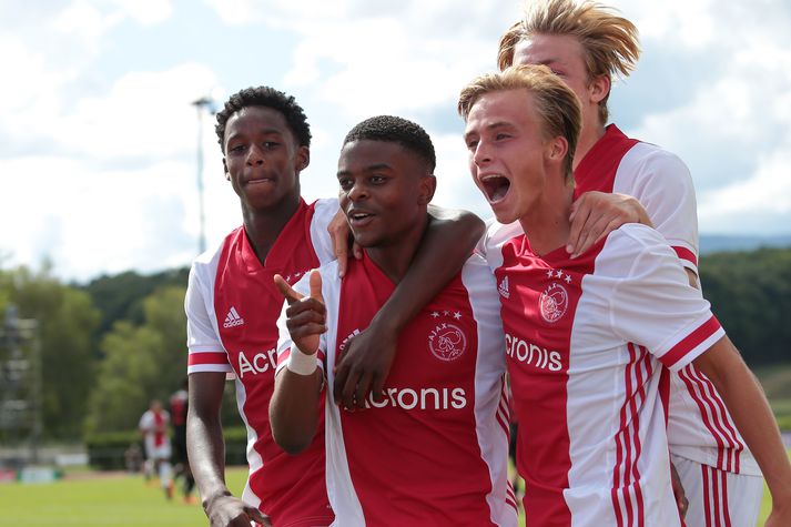 Leikmenn Ajax fagna einu marka sinna gegn Midtjylland í dag.