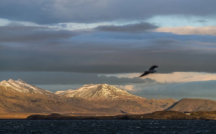 Ekki er vitað um nákvæma staðsetningu mannanna á Esjunni en leitað er í nágrenni þekktra gönguleiða.