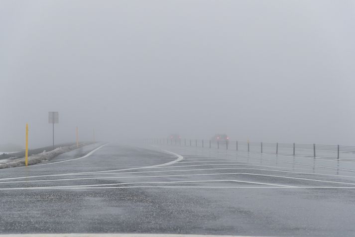 Að því er fram kemur í tilkynningu frá lögreglunni á Suðurlandi má gera má ráð fyrir því að Hellisheiði verði lokað fyrir hádegi en það veltur á veðri og færð.