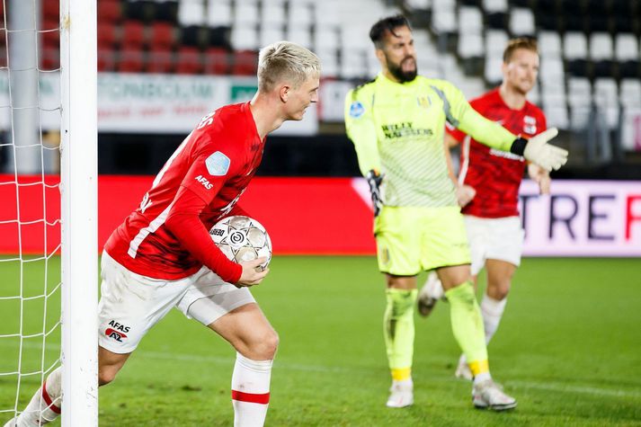 Albert Gudmundsson fagnar hér fyrra marki sínu á móti Waalwijk og markvörðurinn Kostas Lamprou er ekki sáttur. Lamprou gjörsamlega brjálaðist síðan við seinna markið.