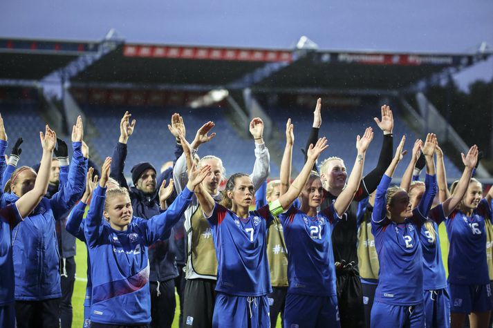 Margt líkt er með liði Slóvaka og liði Ungverja sem Ísland vann 4-1 síðastliðinn fimmtudag. Hér fagna Stelpurnar okkar sigrinum á Ungverjalandi með víkingaklappi í leikslok.