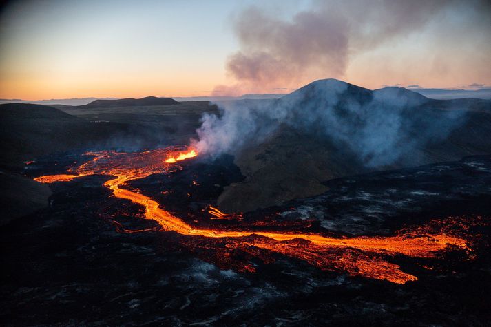 Reykurinn sem stígur upp frá eldgosinu hefur bláleitan blæ. Það er merki um hið skaðlega brennisteinstvíoxíð.