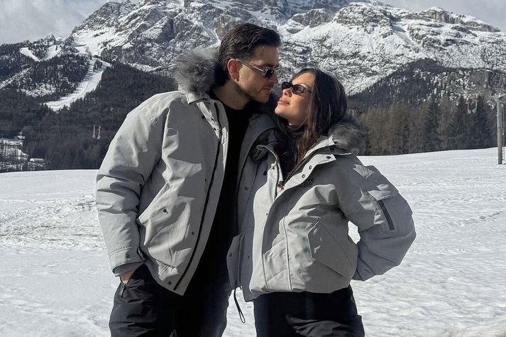 Ofurparið Adam Karl og Ástrós Trausta hafa sett íbúð sína á sölu.