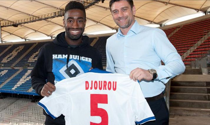 Djorou með nýja búninginn sinn.