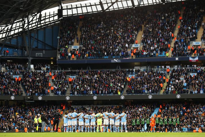 Örfáir stuðningsmenn Manchester City sungu ljóta söngva í kjölfar fregna um andlát Sir Bobby Charlton.