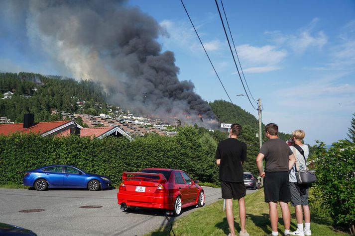 Tilkynning barst um eldinn um hálf fjögur í gær að staðartíma.