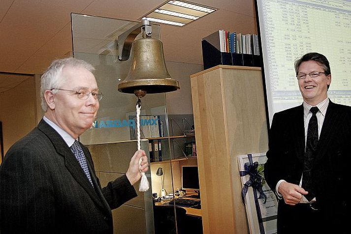 Skipti hf. hringd inn á markaðinn Brynjólfur Bjarnason, forstjóri Skipta, móðurfélags Símans, hringir markaðsbjöllu Nasdaq OMX kauphallarinnar hér við upphaf viðskipta með bréf félagsins í gærmorgun. Þórður Friðjónsson, forstjóri Kauphallarinnar, fylgist með. 