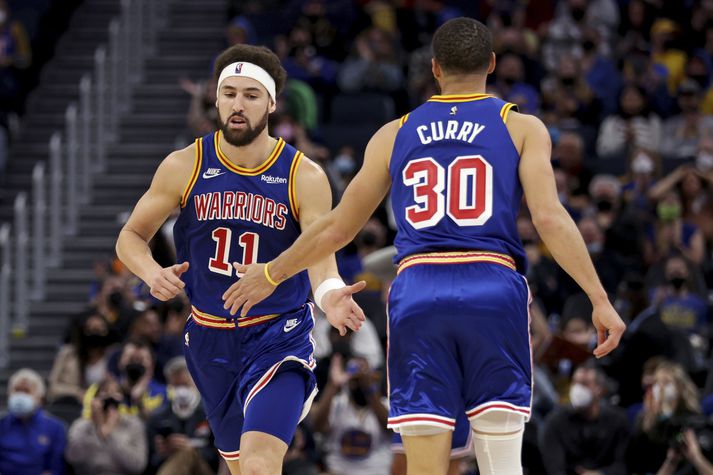 Klay Thompson og Stephen Curry voru drjúgir í sigri Golden State Warriors á Detroit Pistons.