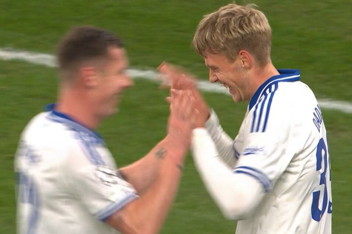 Viktor Bjarki Daðason fagnar marki sínu í kvöld.