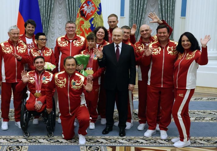 Vladimír Pútín, forseti Rússlands, tók á móti verðlaunahöfum á Ólympíumóti fatlaðra en hann er duglegur að baða sig í velgengni síns besta íþróttafólks.