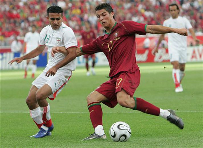 Ronaldo með knöttinn í leiknum, Hossein Kaabi sækir að honum.