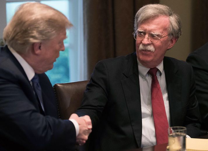 Donald Trump með þjóðaröryggisráðgjafa sínum John Bolton sem hefur meðal annars talað fyrir stríði við Íran.