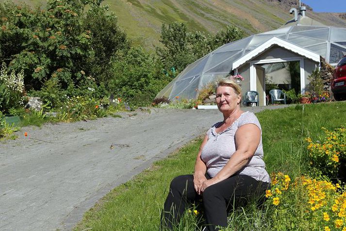 Ásthildur Cecil Þórðardóttir rekur Garðplöntustöð Ásthildar við heimili sitt, sem er sérstakt í laginu og er kallað Kúlan. Hús Þorbjarnar, nágranna hennar, er kallað Engi.