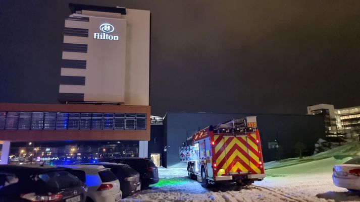 Dælubíll slökkvilliðs við Hilton Nordica.