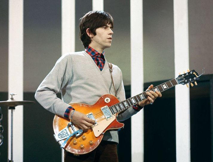 Keith Richards leikur á gítarinn fræga í sjónvarpssal árið 1965.