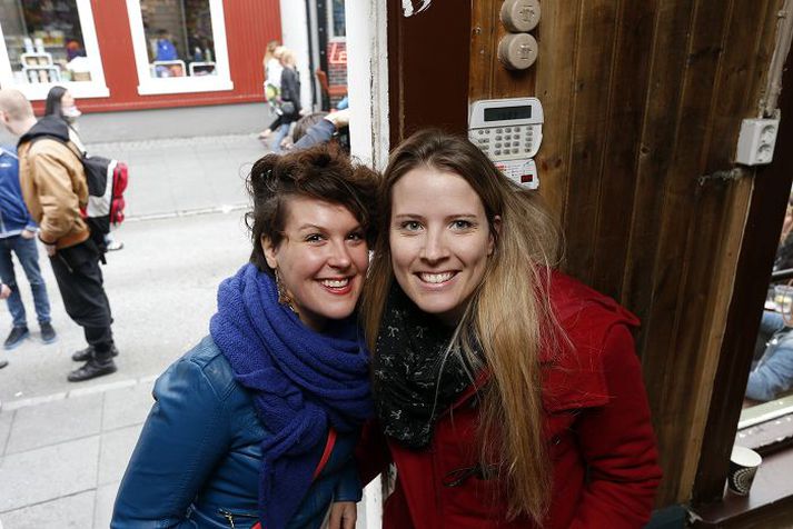 Þær Maria og Ellen mættu í sumarskapi í kveðjuhófið.