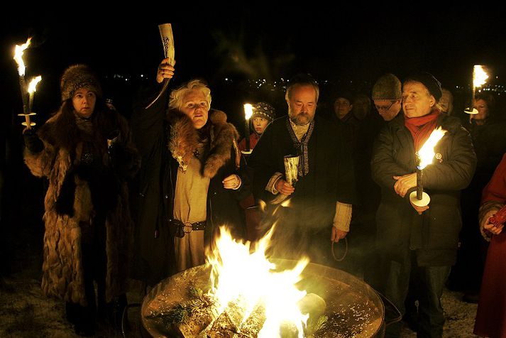 Ásatrúarfélagið er eitt af skráðum trúfélögum á Íslandi en fleiri hafa skráð sig í minni trúfélögin síðustu ár en úr þeim.