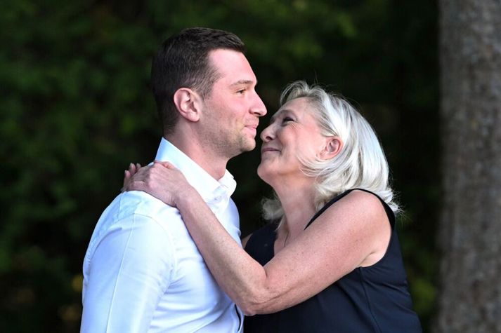 Marine Le Pen flaðrar upp um Jordan Bardella er verður væntanlega forsetaframbjóðandi Þjóðfylkingarinnar ef Le Pen fær fjársvikadómi sínum ekki hnekkt.