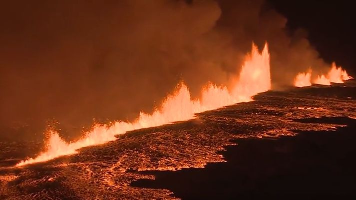 Skjáskot af myndbandi sem sýnir eldgosið úr lofti.