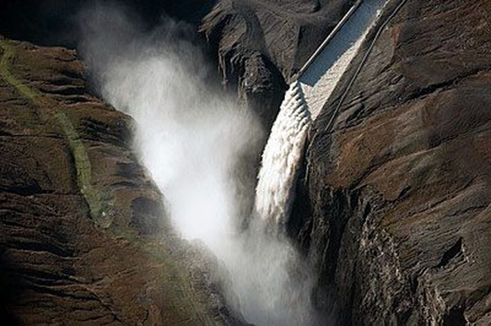 Í góðu vatnsári fyllist Hálslón síðla sumars og affall lónins myndar þá hinn tignarlega foss Hverfanda.