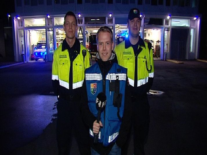 Sindri Sindrason ásamt sjúkraflutningamönnum.