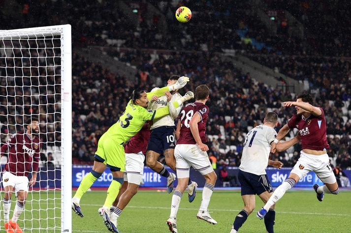 Alphonse Areola fékk dæmt á sig vítaspyrnu fyrir þetta brot hans á Morgan Gibbs-White. 