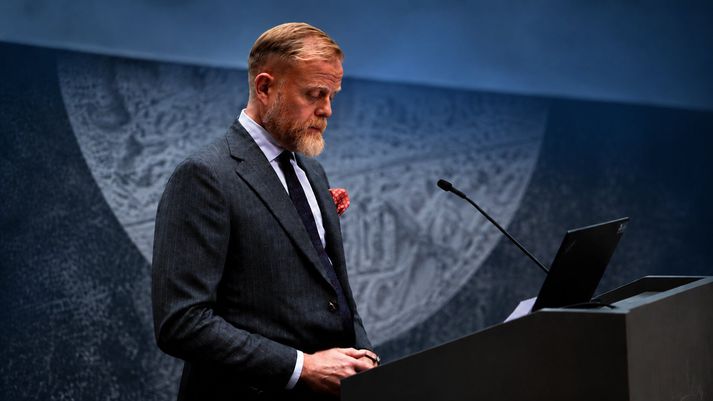 Ásgeir Jónsson seðlabankastjóri segir að það virðist ekki vera pólitískur vilji beggja vegna Atlantshafsins til að taka erfiðar ákvarðanir í þeirri stöðu sem er að teiknast upp núna þegar fjárfestar eru farnir að hafa áhyggjur af þungri skuldabyrði og ósjálfbærum ríkisfjármálum. „Það virðist ekki vera pólitískt andrúmsloft í neinu þessara landa – hvorki í Bandaríkjunum, Bretlandi né Evrópu – fyrir miklar aðhaldsaðgerðir í ríkisfjármálum.“