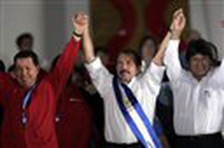 Chavez, Ortega og Morales fagna