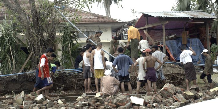Um 2.4 milljónir manna misstu aleiguna í Burma.