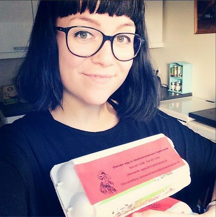 Sunna Ben myndlistarmaður með 24 egg úr hænunni sinni, Tínu.