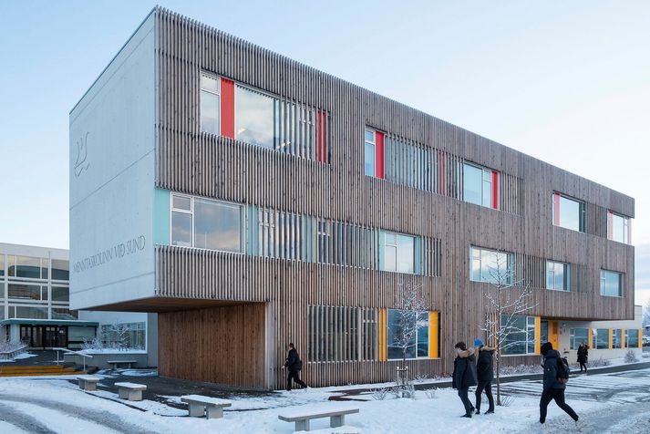 Menntaskólinn við Sund braut lög þegar það réð í stöðu kennara við skólann.