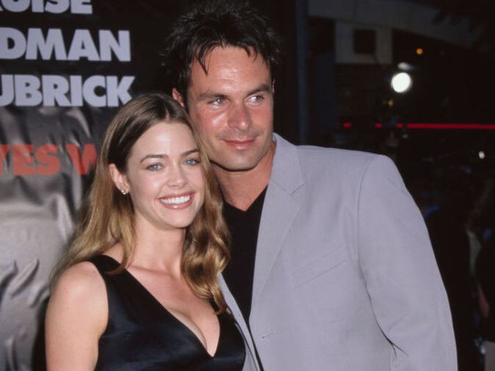 Patrick Muldoon og Denise Richards léku saman í Starship Troopers og deituðu á tíunda áratugnum. Muldoon lést sviplega á sunnudaginn eftir að hafa fengið hjartaáfall.