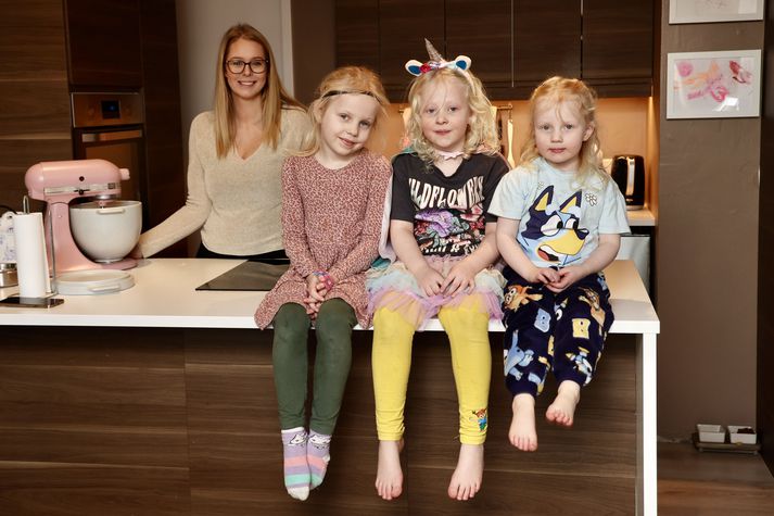 Ólöf er heima í dag með þrjár stelpur sem ekki geta farið í leikskólann vegna manneklu. Skipulögð fáliðun hefur verið á leikskólanum frá því vorið 2024.