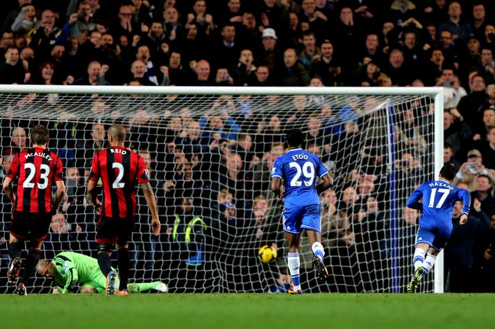 Eden Hazard skorar úr vítinu umdeilda.