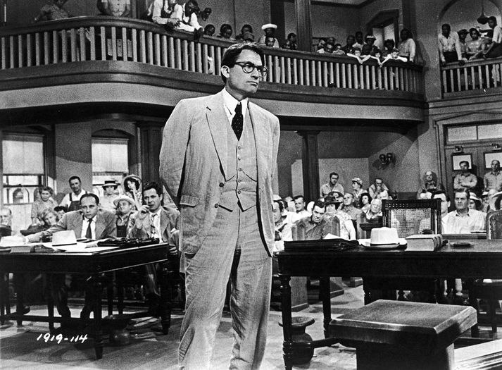 Gregory Peck fór með hlutverk lögfræðingsins Atticusar Finch í kvikmyndinni To Kill a Mockingbird, sem byggð var á samnefndri skáldsögu Harper Lee, árið 1962.