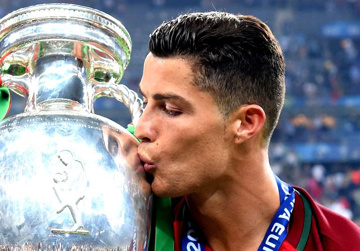 Cristiano Ronaldo kyssir Evrópubikarinn fyrir þremur árum síðan.