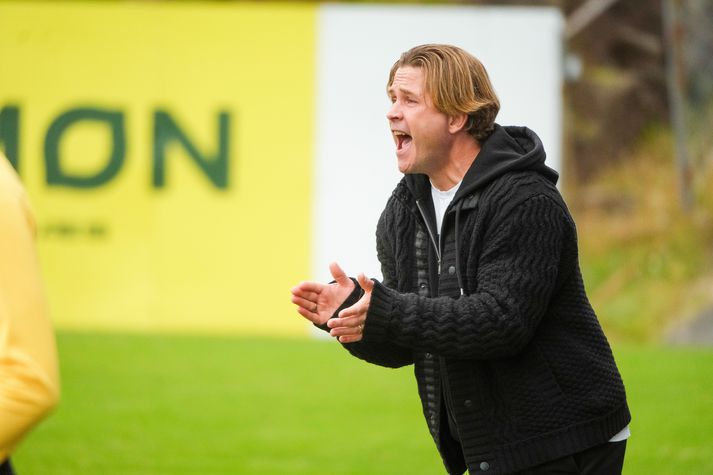 Jóhannes Karl Guðjónsson, þjálfari FH, hvetur sínam enn áfram á hliðarlínunni í leik dagsins.