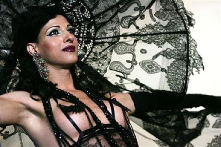 Dana International söng sigurlag ísraela í Eurovision árið 1998, og tók aftur þátt í ár.