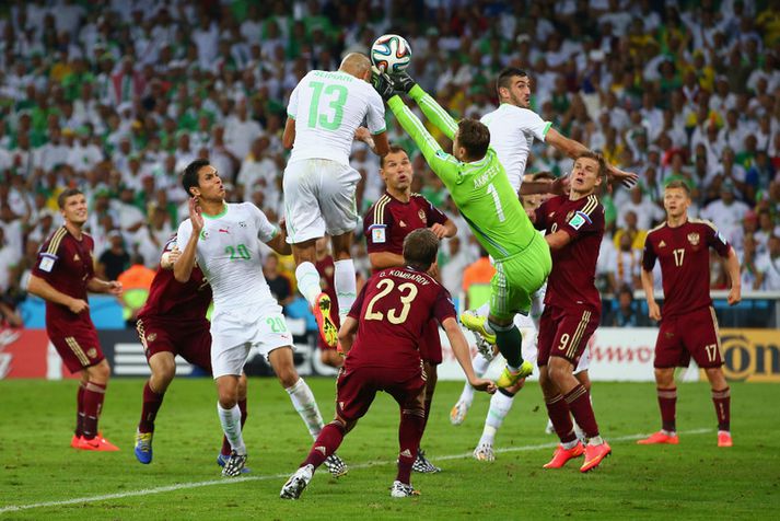 Akinfeev missir af boltanum sem varð til þess að Rússland er úr leik.