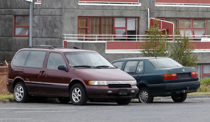 Bílarnir við Veghús fá að standa á bílastæðinu þangað til húsfélagið óskar eftir aðstoð borgaryfirvalda.