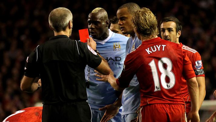 Mario Balotelli fær hér rautt á móti Liverpool.