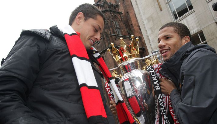 Bebe, til hægri, með Javier Hernandez.