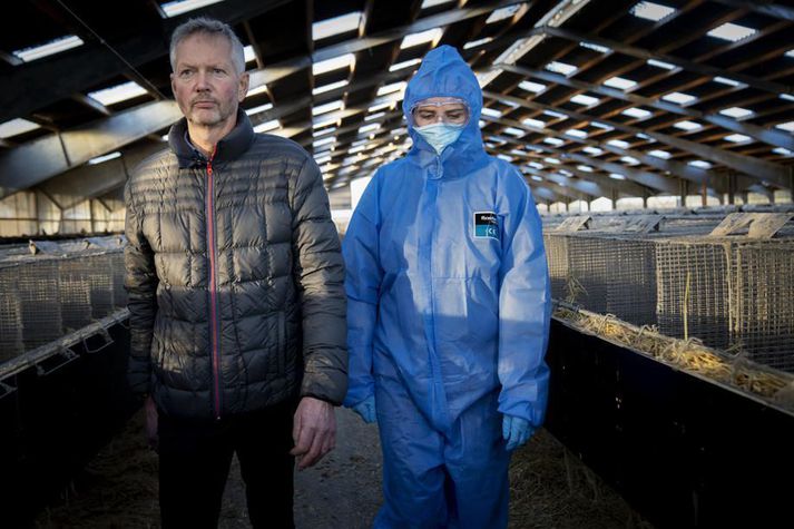 Forsætisráðherrann Mette Frederiksen ásamt minkabóndanum Peter Hindbo. Hún segir málið þungbært fyrir alla, enda hafi margir misst lífsviðurværi sitt.