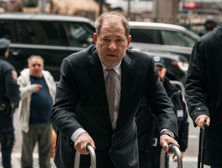 Harvey Weinstein liggur nú inni á spítala en þegar búið er að gera rannsóknir á honum verður hann fluttur aftur í fangelsi.