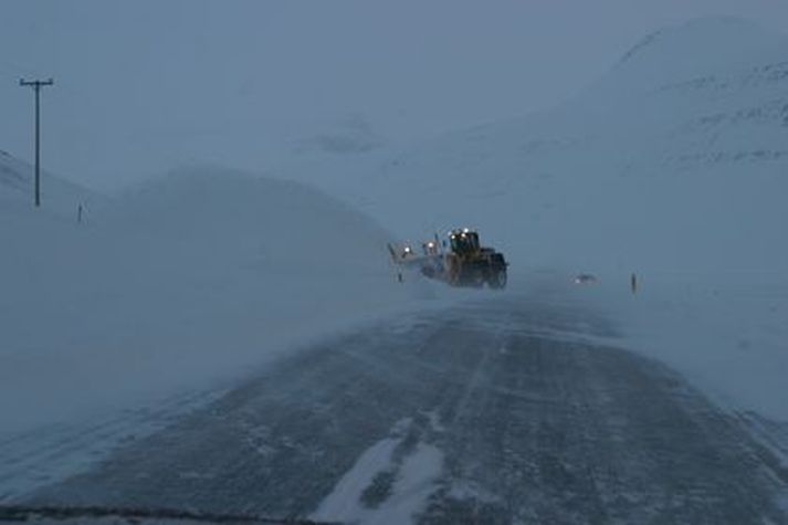 Ófært er um Krísuvíkurveg við Kleifarvatn.