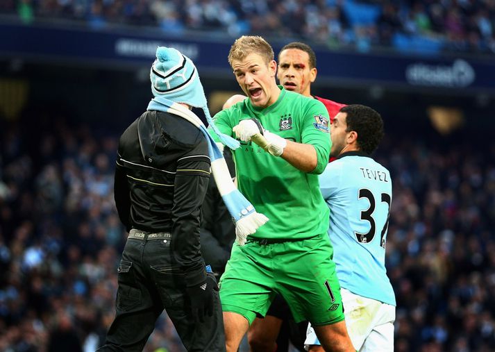 Joe Hart er hér að stöðva Stott frá því að fara í Rio Ferdinand.