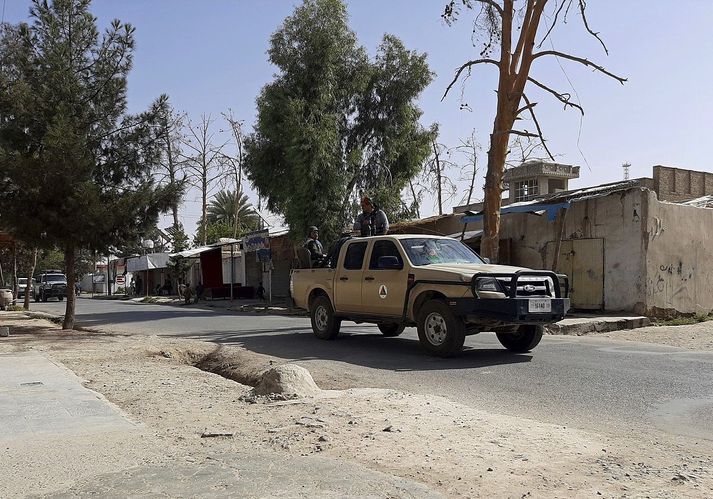 Hermenn á fferð um götur Lashkar Gah í Helmand-héraði.