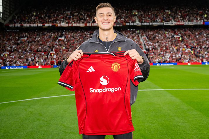 Benjamin Sesko með Manchester United búninginn þegar hann var kynntur á Old Trafford á dögunum.