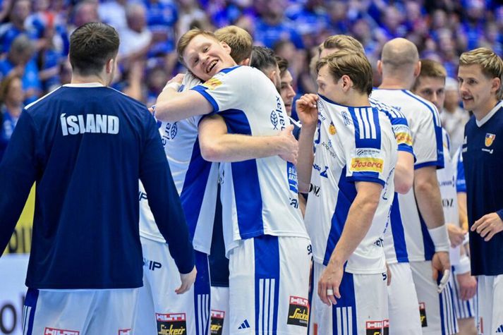 Brosmildur Ýmir Örn Gíslason faðmar hér félaga sína eftir sætan sigur í kvöld.